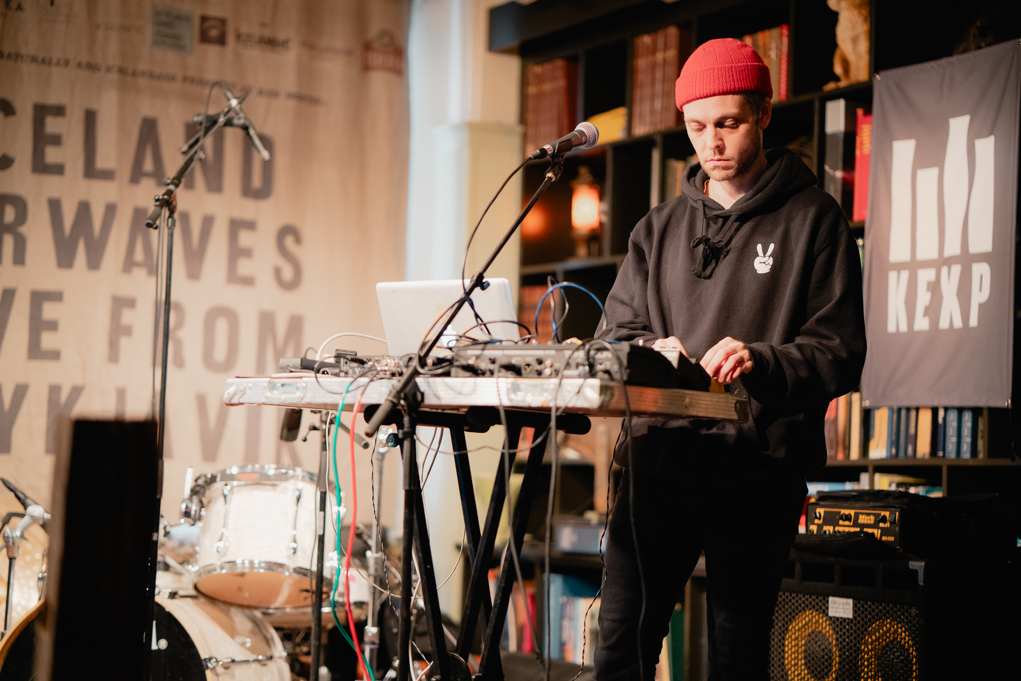20161102-ice_a7r2-3398-2048-2 Sindri Már Sigfússon, Lead-Sänger der Gruppe SinFang hier vor dem Auftritt mit der Formation Gangly im Kex Hostel 2016
