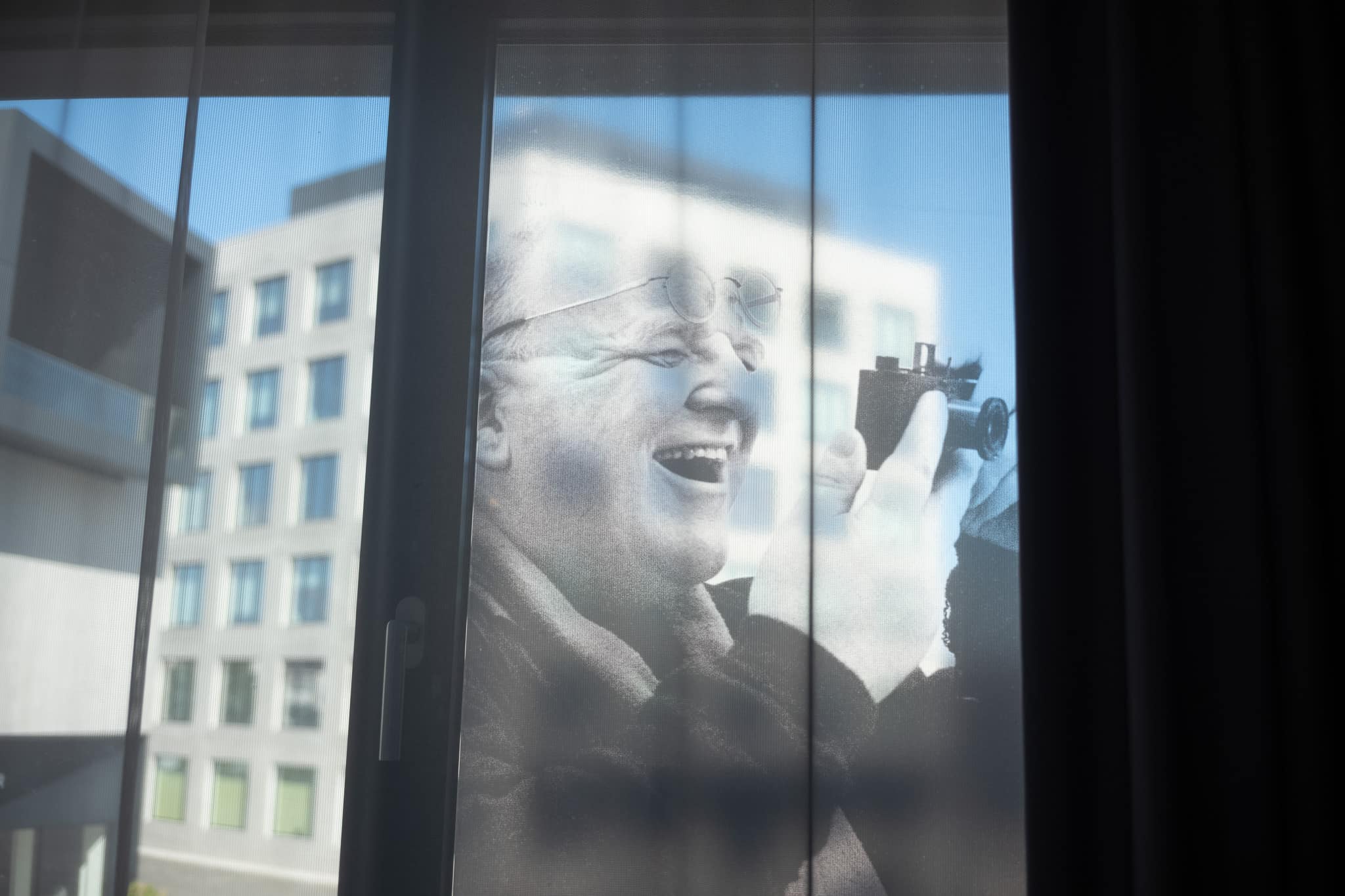 20260829-L1000591-2048 Blick durchs Fenster des Hotelzimmers