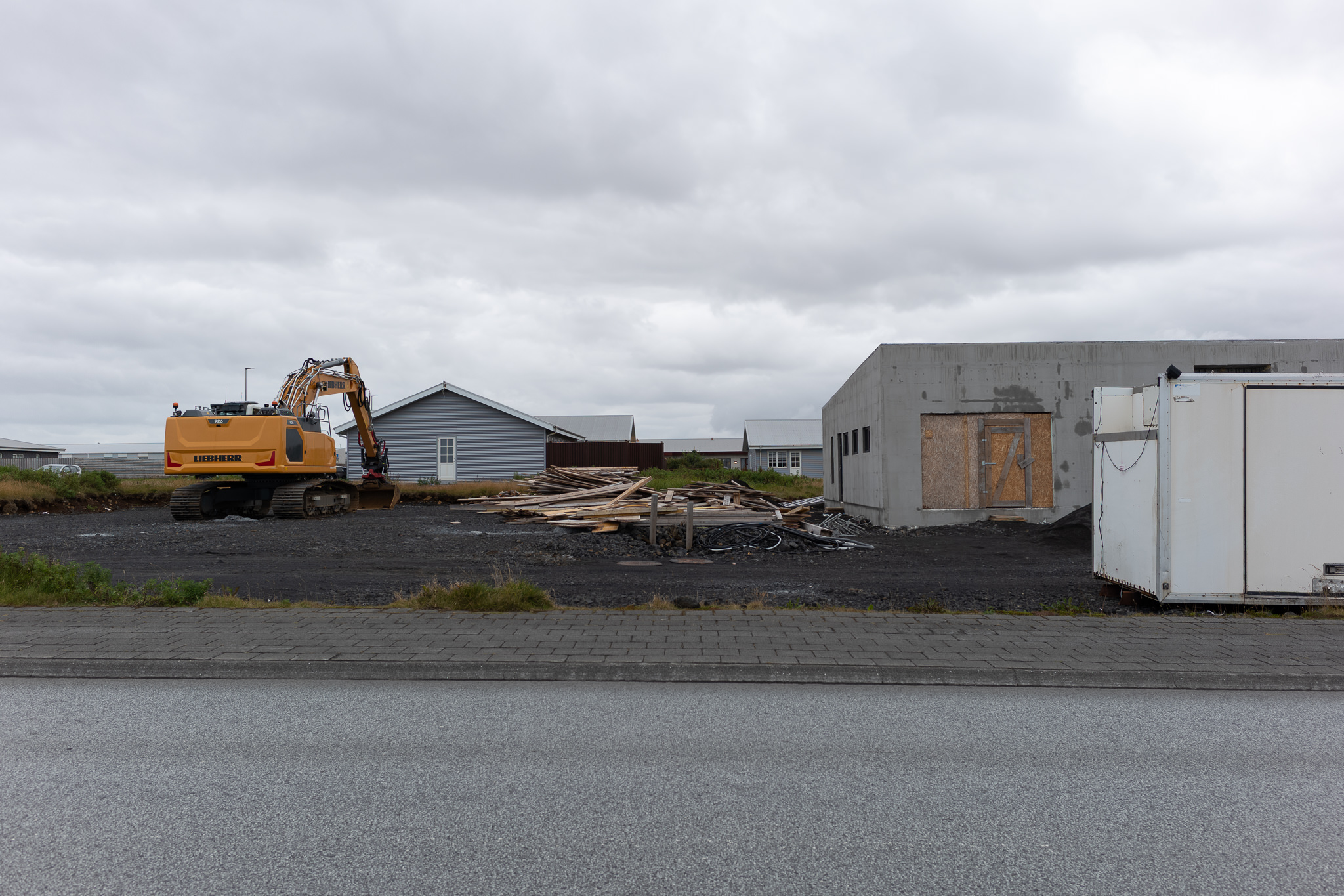 Radlader in Njarðvík Radlader und Container auf einer Baustelle in Njarðvík