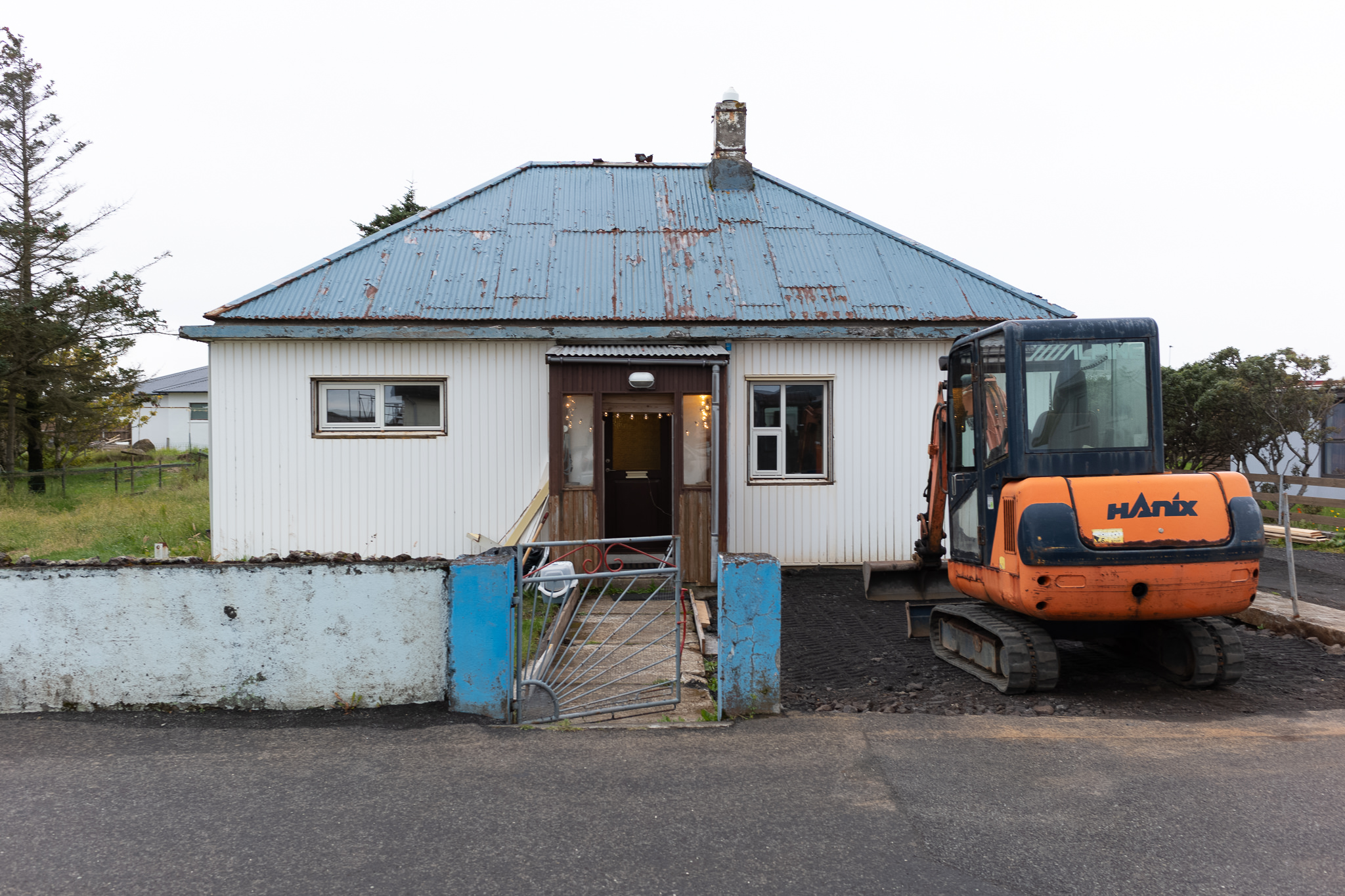 Vorgarten in Njarðvík Älteres Haus mit Bagger im Vorgarten in Njarðvík