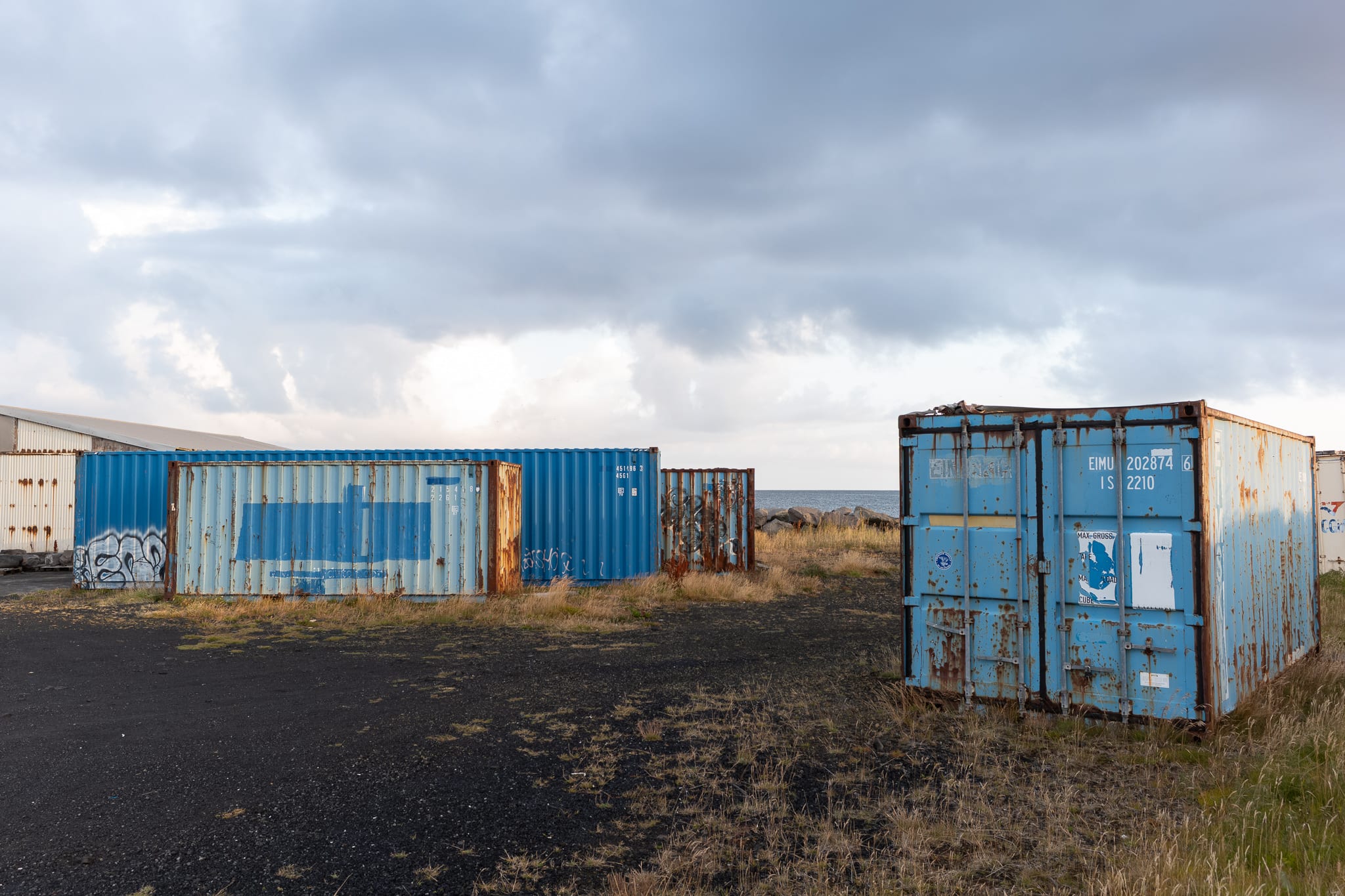 Baucontainer in Njarðvík Blaue Baucontainer auf einer Brachfläche in Njarðvík