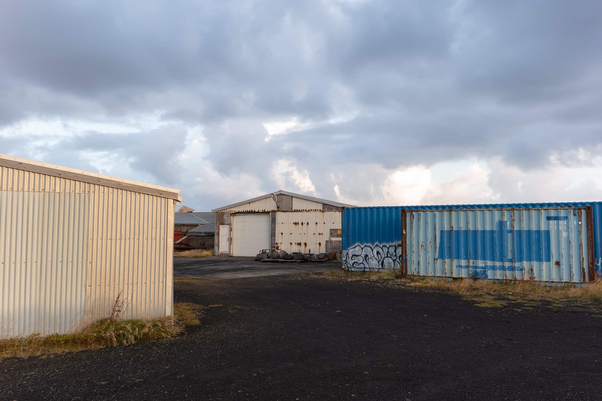Schotterplatz in Njarðvík Container und Hallen auf einem Schotterplatz in Njarðvík