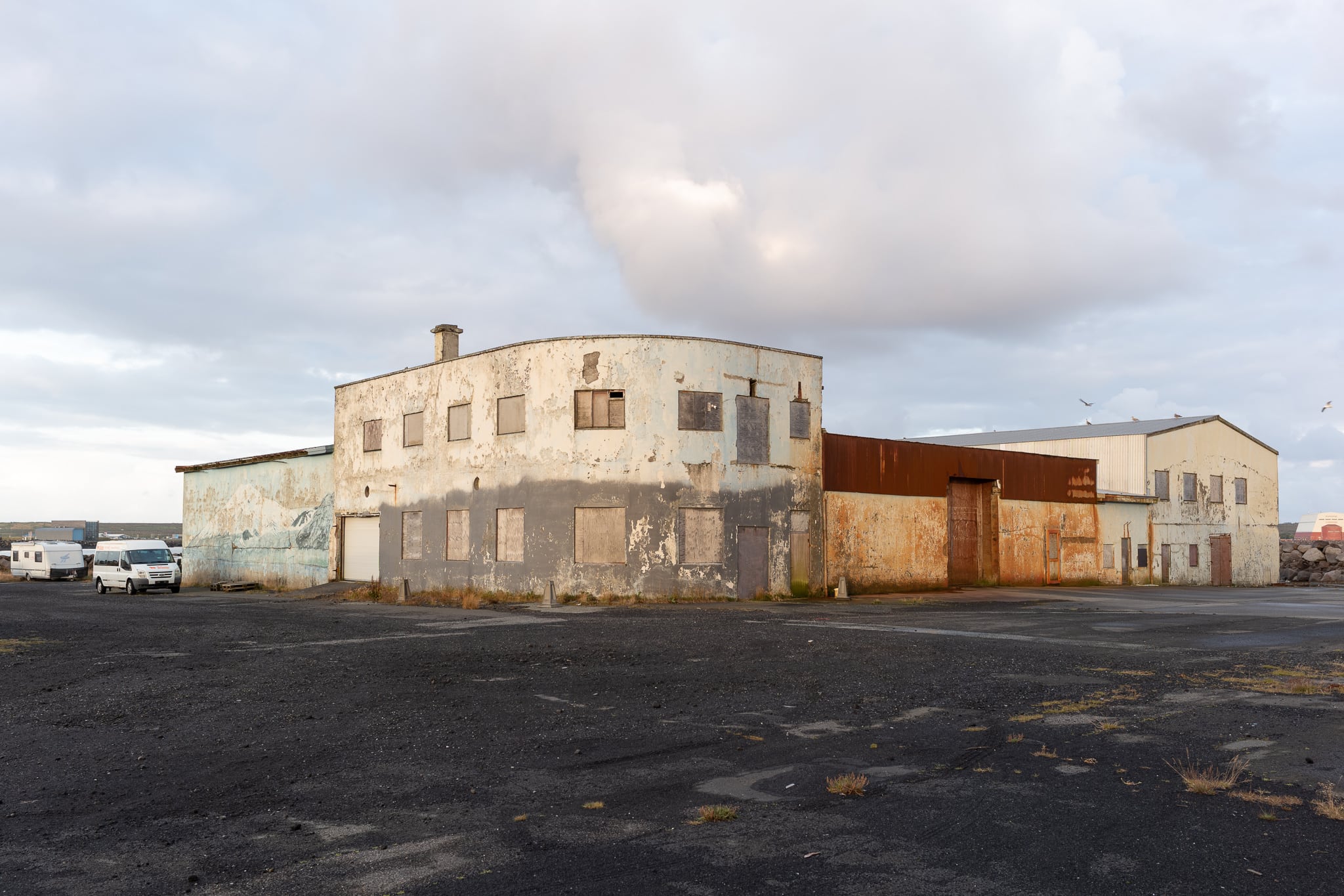 Gewerbegebäude in Njarðvík Alte Gewerbegebäude an einem Schotterplatz in Njarðvík
