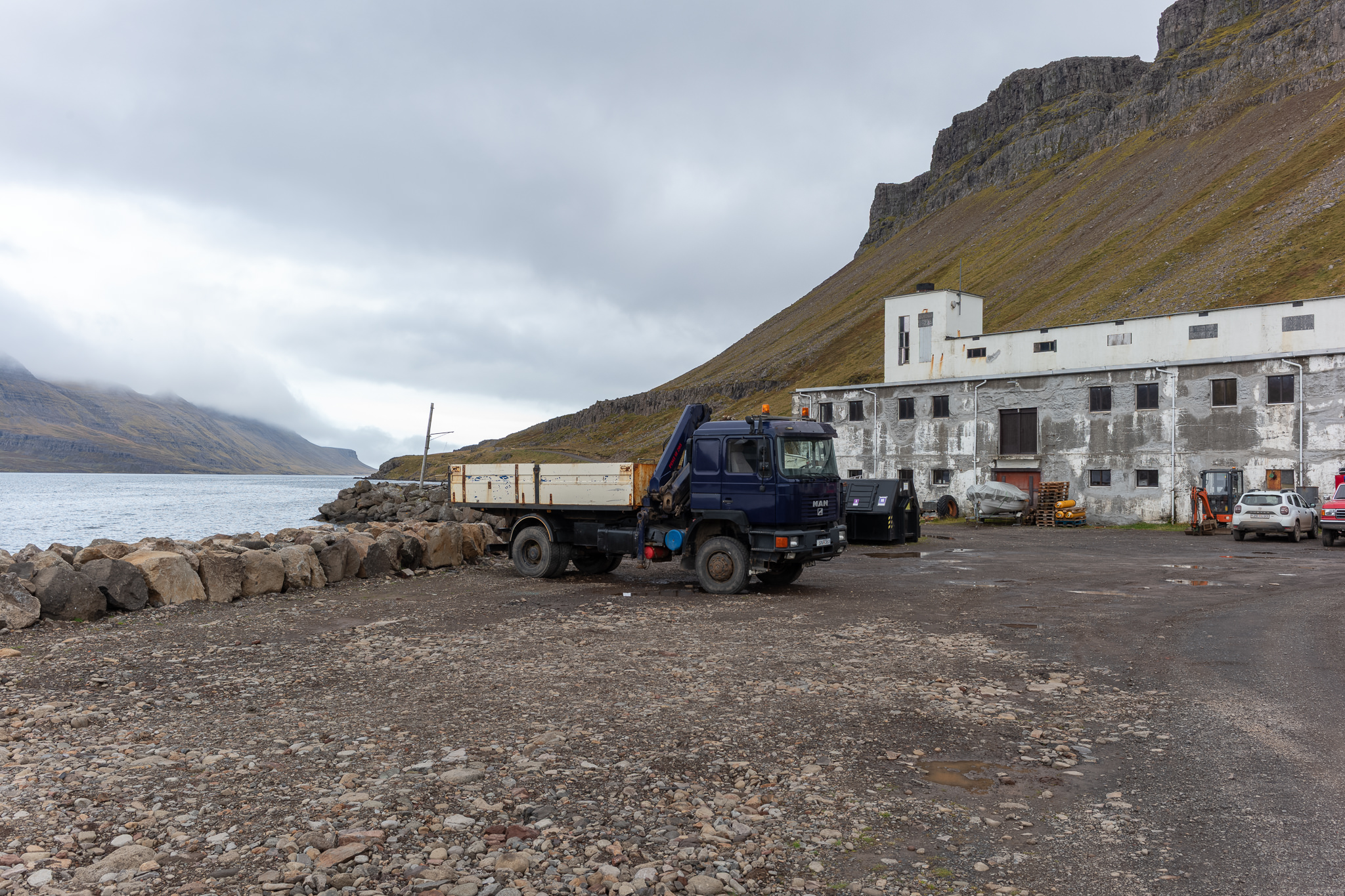 Heringsfabrik am Fjord Lastwagen vor der Heringsfabrik am Fjord in Djúpavík