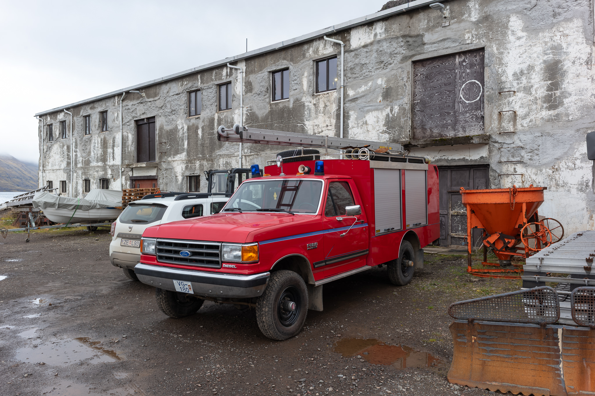 Feuerwehrauto in Djúpavík Altes rotes Feuerwehrauto vor der Heringsfabrik in Djúpavík