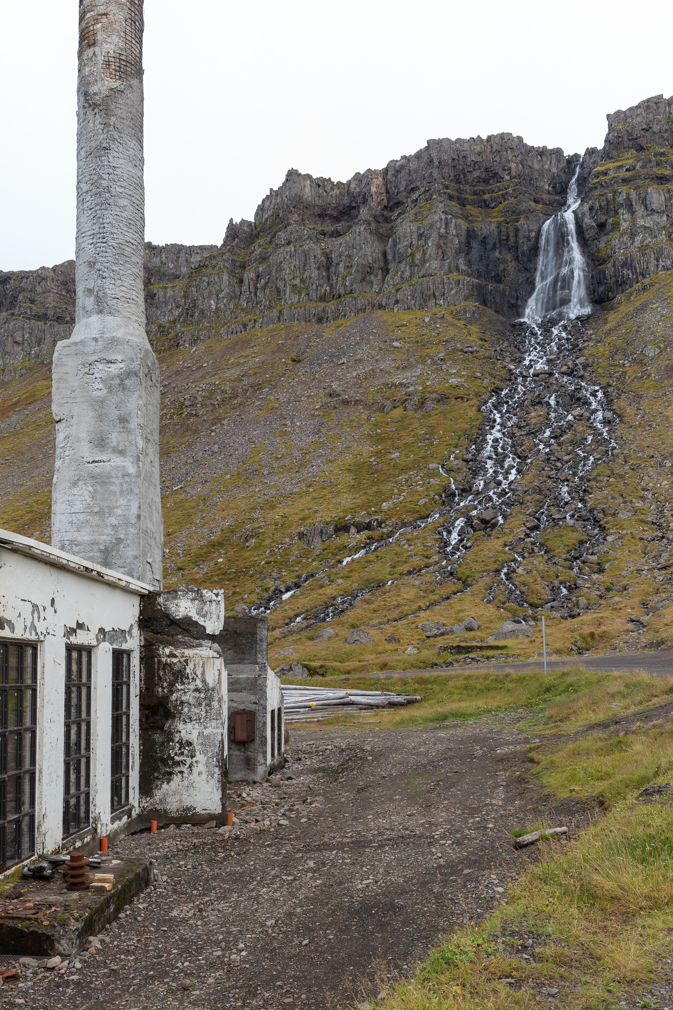 Schornstein und Wasserfall in Djúpavík Schornstein der Heringsfabrik und Wasserfall Djúpavíkurfoss