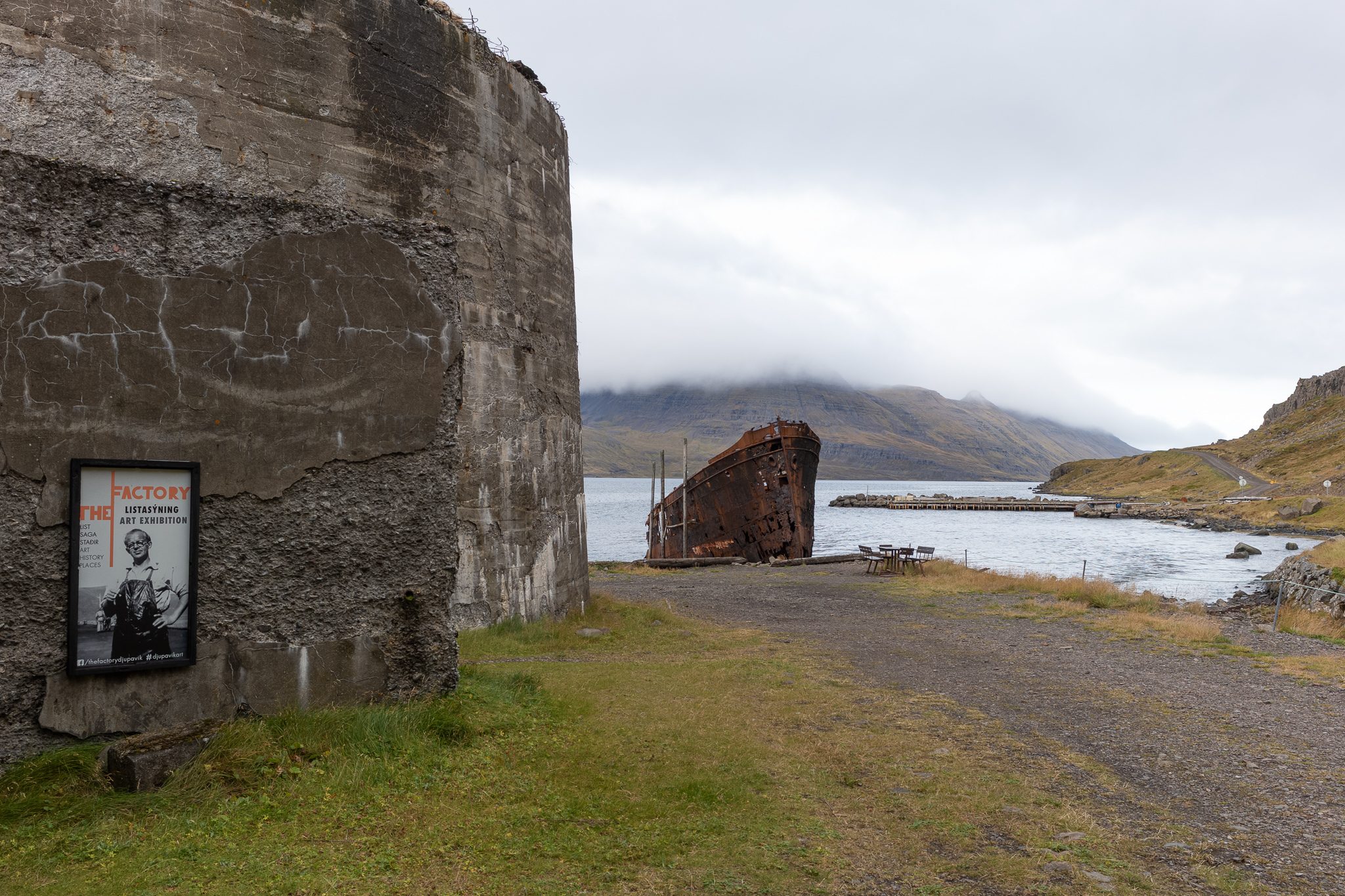 Heringsfabrik Djúpavík Betonmauer der Heringsfabrik am Reykjarfjörður in Djúpavík