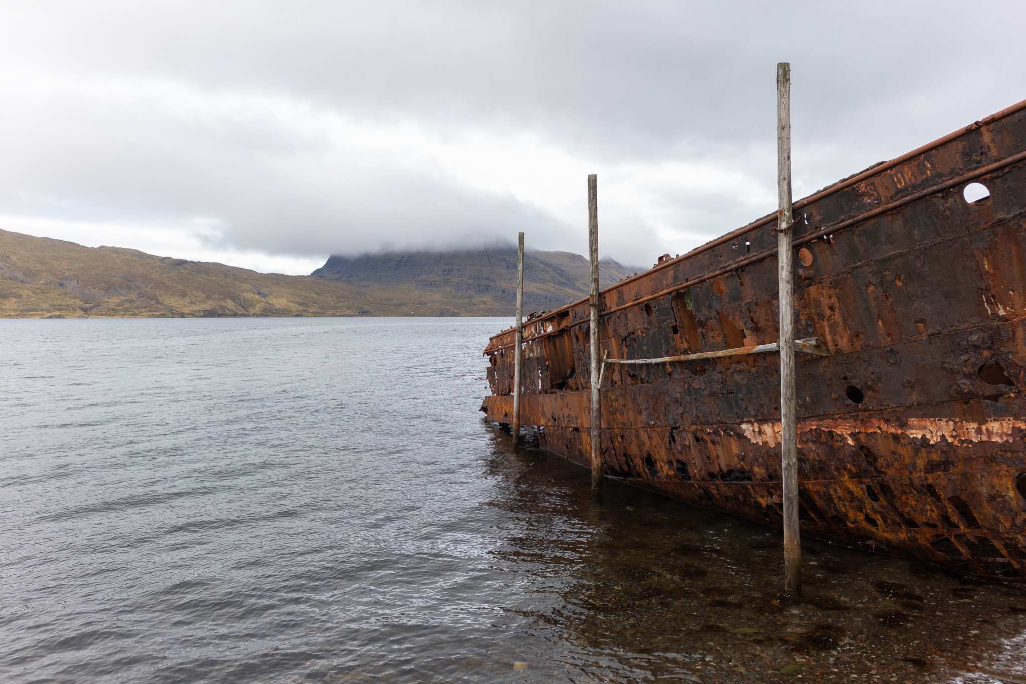 Schiffswrack in Djúpavík Rostiges Schiffswrack im Reykjarfjörður bei Djúpavík